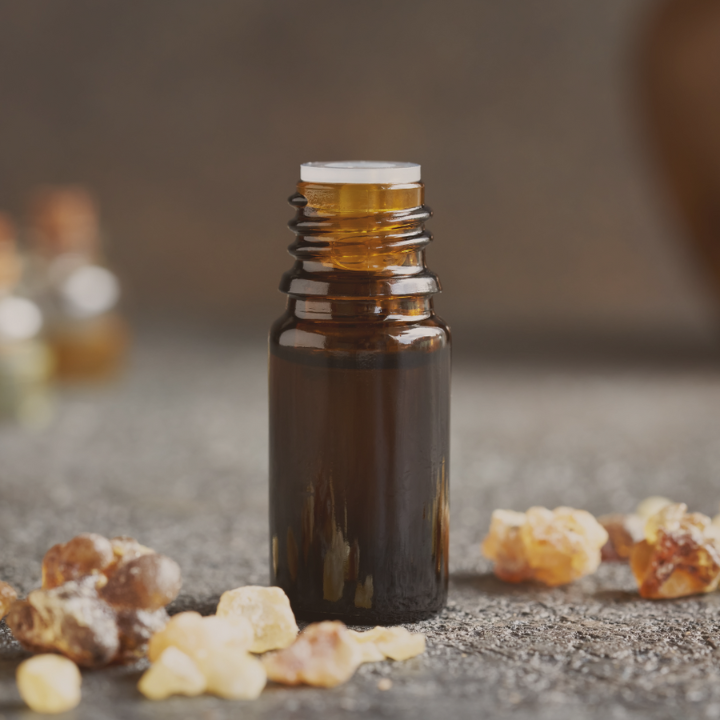 Una boccetta di olio aromatico con interno dell'incenso in grani