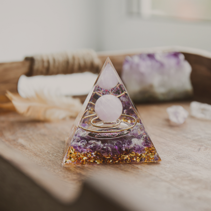 Una piramide in orgonite con una sfera e una spirale al suo interno