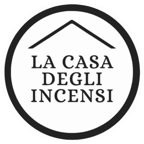 Logo della casa degli incensi bianco su sfondo trasparente