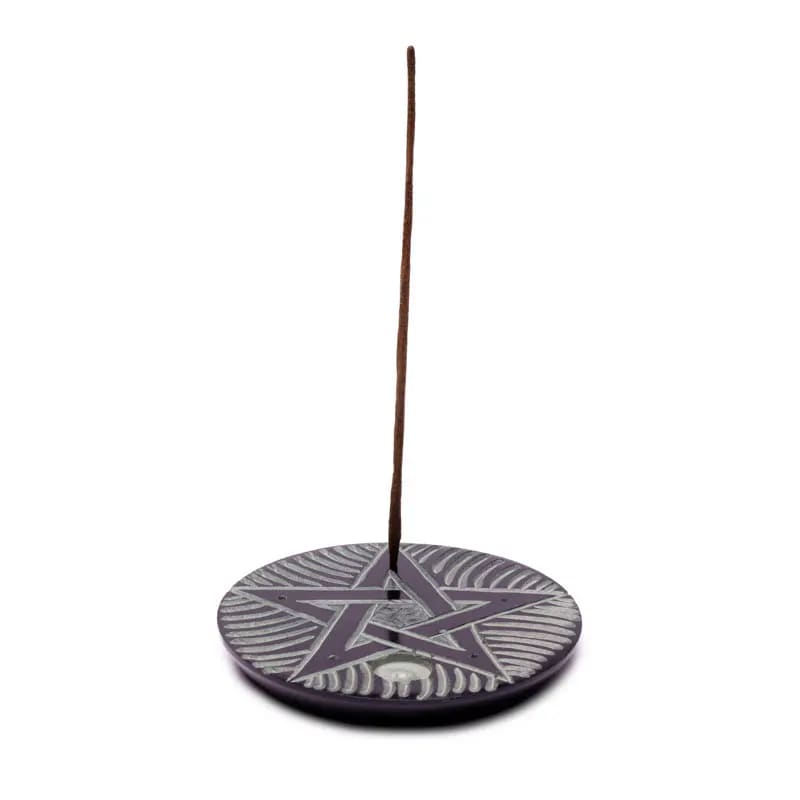 Supporto in ceramica rotondo con stella scolpita e bastoncino d’incenso sottile inserito al bordo.