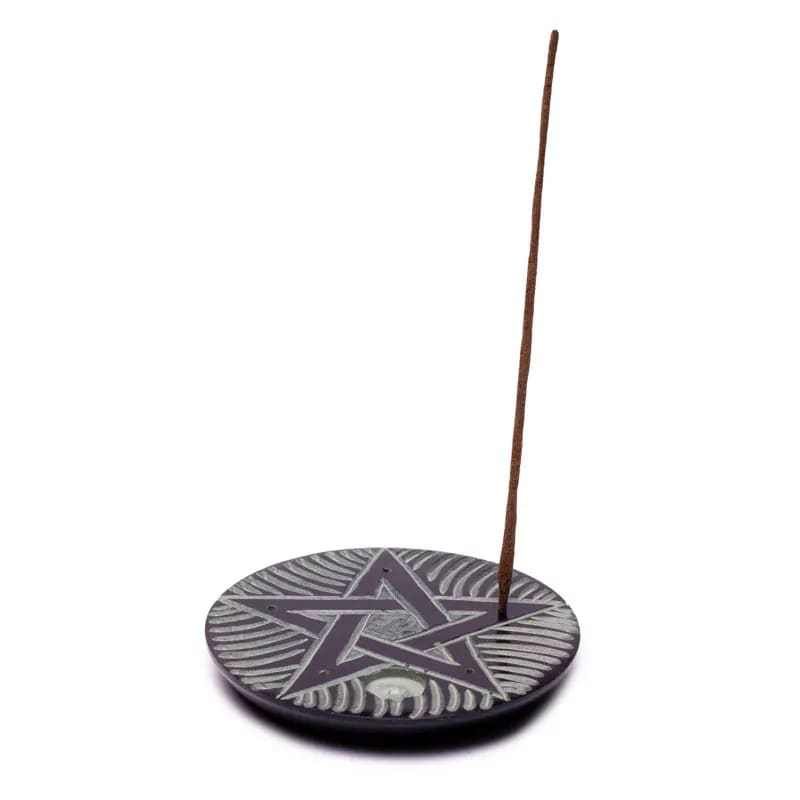 Supporto rotondo in ceramica con stella scolpita e bastoncino d’incenso sottile inserito al bordo.