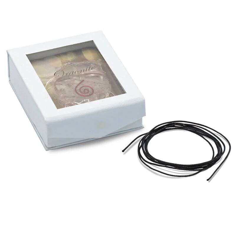 Protezione energetica in stile minimal. Include cordino e confezione regalo.