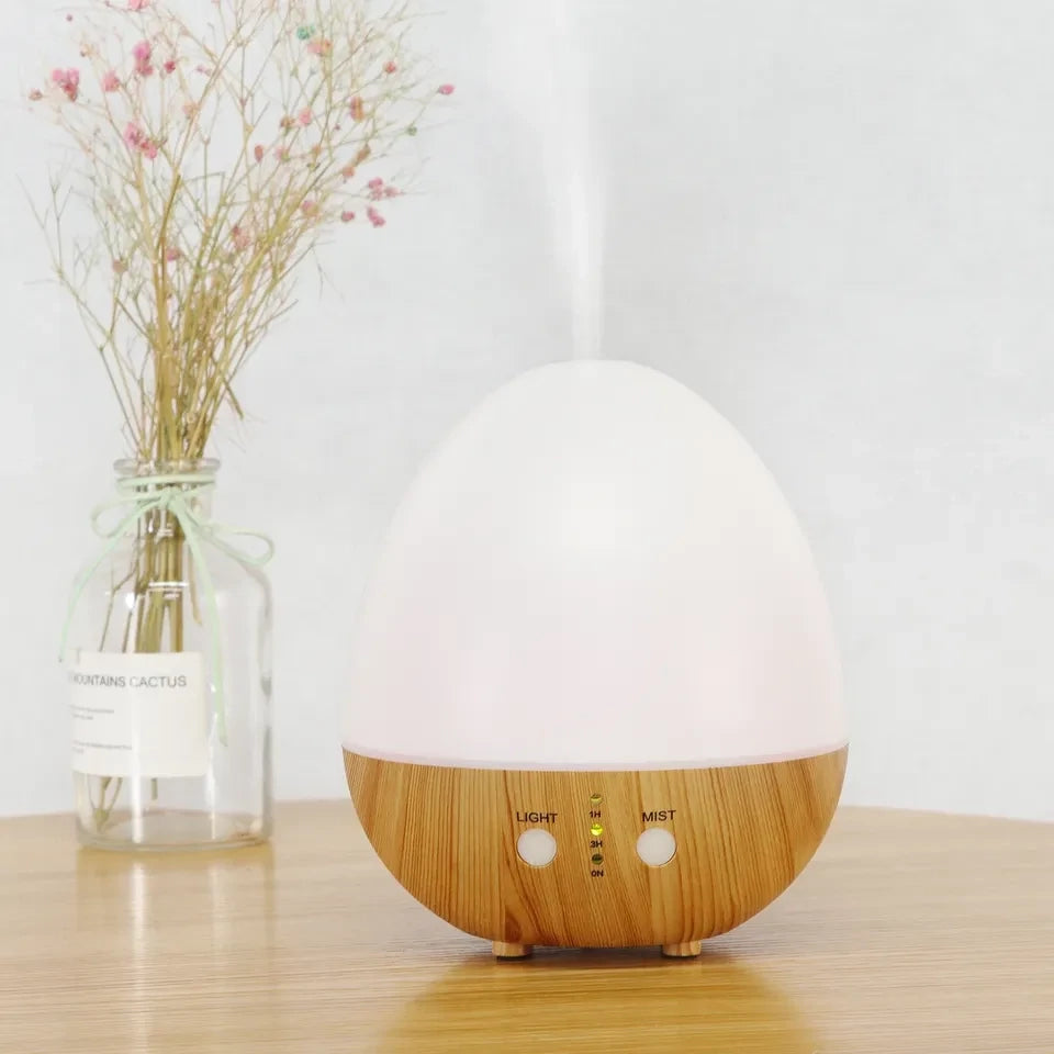 Diffusore a forma di uovo acceso con luce bianca e vapore