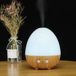 Diffusore a forma di uovo acceso con luce blu e vapore