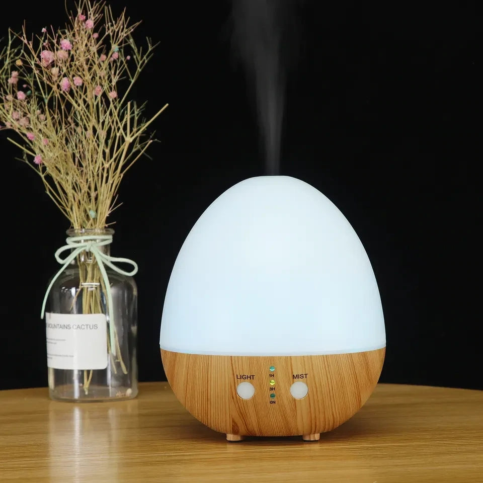 Diffusore a forma di uovo acceso con luce blu e vapore