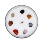 Candela vista dall'alto con pietre dei 7 chakra immerse nella cera