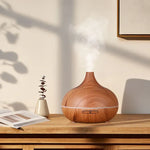 Diffusore effetto legno acceso su mobile con luce naturale