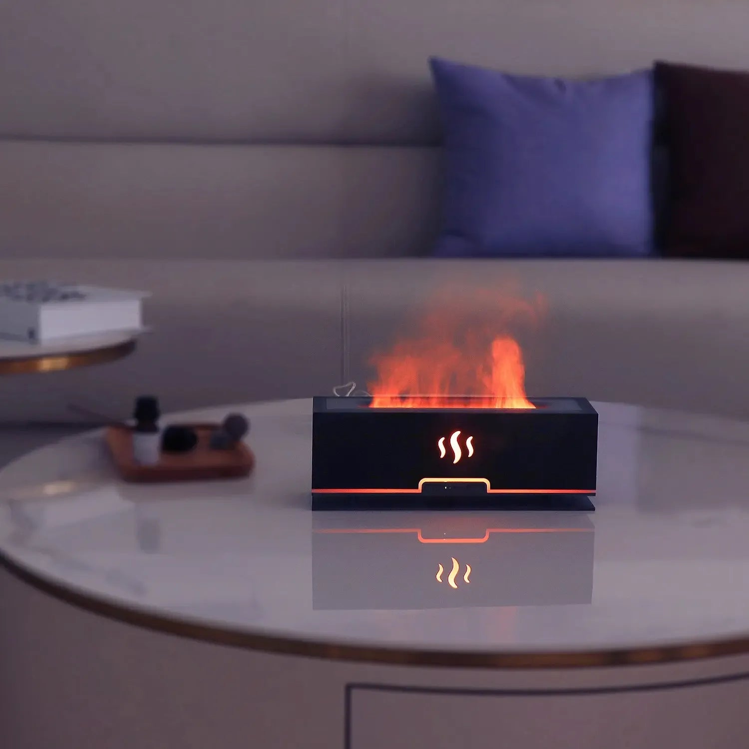 Diffusore LED con effetto fuoco su tavolino da salotto.