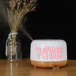 Diffusore bianco e legno con motivo floreale e fiori secchi sullo sfondo