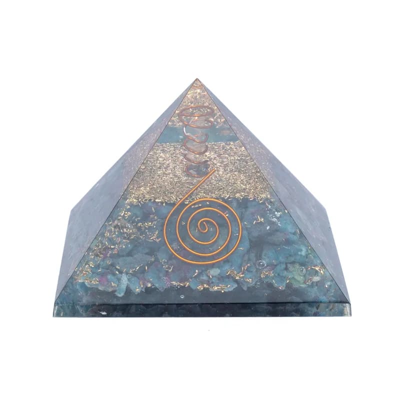 Piramide orgonite trasparente con cristallo di quarzo avvolto in spirale di rame e simbolo “fiore della vita” in metallo dorato incastonato frontalmente.