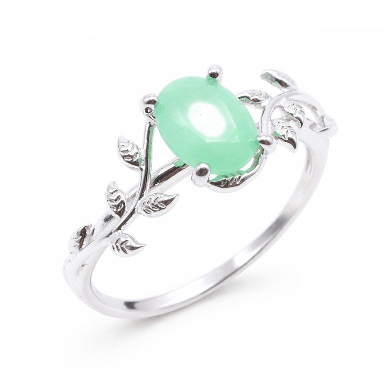 Anello “Sussurro di Alloro” in Argento 925 con Giada Verde – Placcato Platino