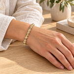 Bracciale in Citrino - 6mm indossato al polso in un ambiente naturale. Immagine generata con AI.