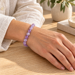 Bracciale in Ametista - 8mm indossato al polso in un ambiente naturale. Immagine generata con AI.