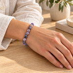 Bracciale in Charoite – 8 mm indossato al polso in un ambiente naturale. Immagine generata con AI.