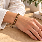 Bracciale artigianale in Diaspro paesaggio con Macramè - 8 mm indossato al polso in un ambiente naturale. Immagine generata con AI.