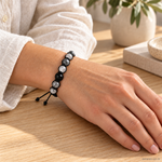 Bracciale artigianale in Quarzo Tormalinato con Macramè - 8 mm indossato al polso in un ambiente naturale. Immagine generata con AI.