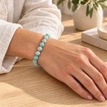 Bracciale in Amazzonite - 8mm indossato al polso in un ambiente naturale. Immagine generata con AI.
