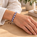 Bracciale Calcedonio con sfere da 8 mm e terminali in cordino annodato, indossato al polso – immagine generata con AI