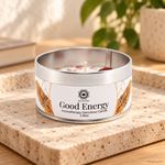 Candela profumata Palo Santo e Corniola da 70 g, con contenitore ed etichetta originali, ambientata su pietra chiara.