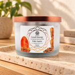 Candela profumata Palo Santo e Corniola da 256 g, con contenitore ed etichetta originali, ambientata su pietra chiara.