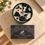Candela profumata Hop Hare Cavaliere di spade da 175 g, con cristalli e confezione originale, ambientata su pietra chiara.