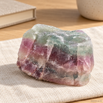 Fluorite Multicolore Grezza 5–10 cm – immagine ambientata su lino e legno | La Casa Degli Incensi