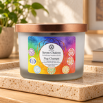 Candela profumata Nag Champa 7 Chakra da 256 g, con contenitore ed etichetta originali, ambientata su pietra chiara.