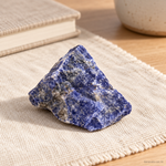 Pietra Grezza di Sodalite 2,5–4 cm – immagine ambientata su lino e legno | La Casa Degli Incensi