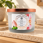 Candela profumata Rosa e Quarzo Rosa da 256 g, con contenitore ed etichetta originali, ambientata su pietra chiara.