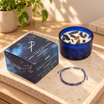 Candela Sagittario dello Zodiaco con confezione e braccialetto, ambientata su una consolle in legno.