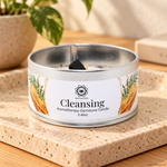 Candela profumata Sandalo e Tormalina da 70 g, con contenitore ed etichetta originali, ambientata su pietra chiara.