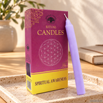 Set 10 Candele per rituali - Consapevolezza Spirituale, con confezione originale e candela, ambientato su un piano in pietra.
