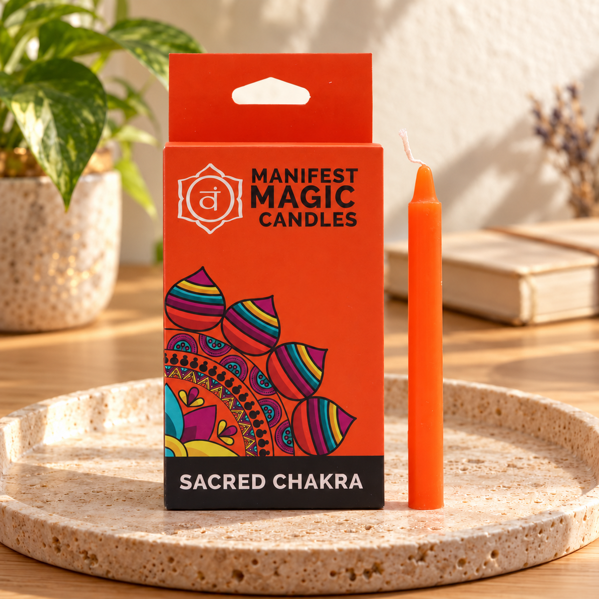 Set 12 Candele arancioni per rituali - 2 Chakra, con confezione originale e candela, ambientato su un piano in pietra.