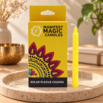 Set 12 Candele gialle per rituali - 3 Chakra, con confezione originale e candela, ambientato su un piano in pietra.