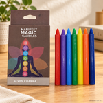 Set di sette candele rituali colorate per i chakra, con confezione originale, ambientato su legno chiaro.