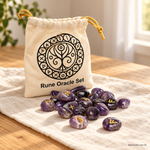 Set di rune in ametista con sacchetto in cotone su tavolo in legno e lino – immagine ambientata generata con AI