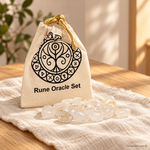 Set di rune in cristallo di rocca con sacchetto in cotone su tavolo in legno e lino – immagine ambientata generata con AI