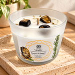 Candela profumata Zenzero dolce e Occhio di Tigre da 256 g, con contenitore ed etichetta originali, ambientata su pietra chiara.
